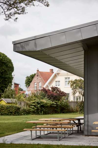 Die Sankt-Birgitta-Schule erhält einen supereleganten „Stahlpavillon“, Privatschule – Østergade 64, 4930 Maribo, Dänemark